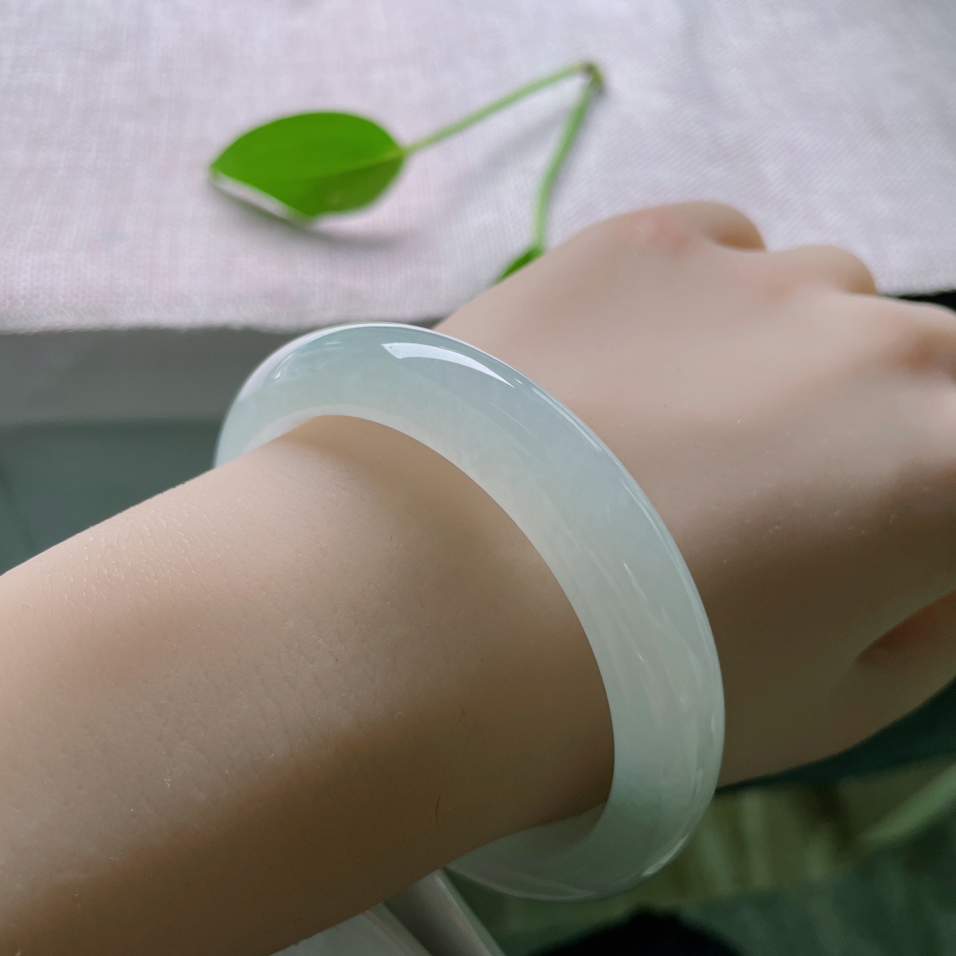 56.6/11.9/8.3，白月光正圈，似月光坠入凡尘，凝作腕间玉镯，种老，无裂，ss48837a