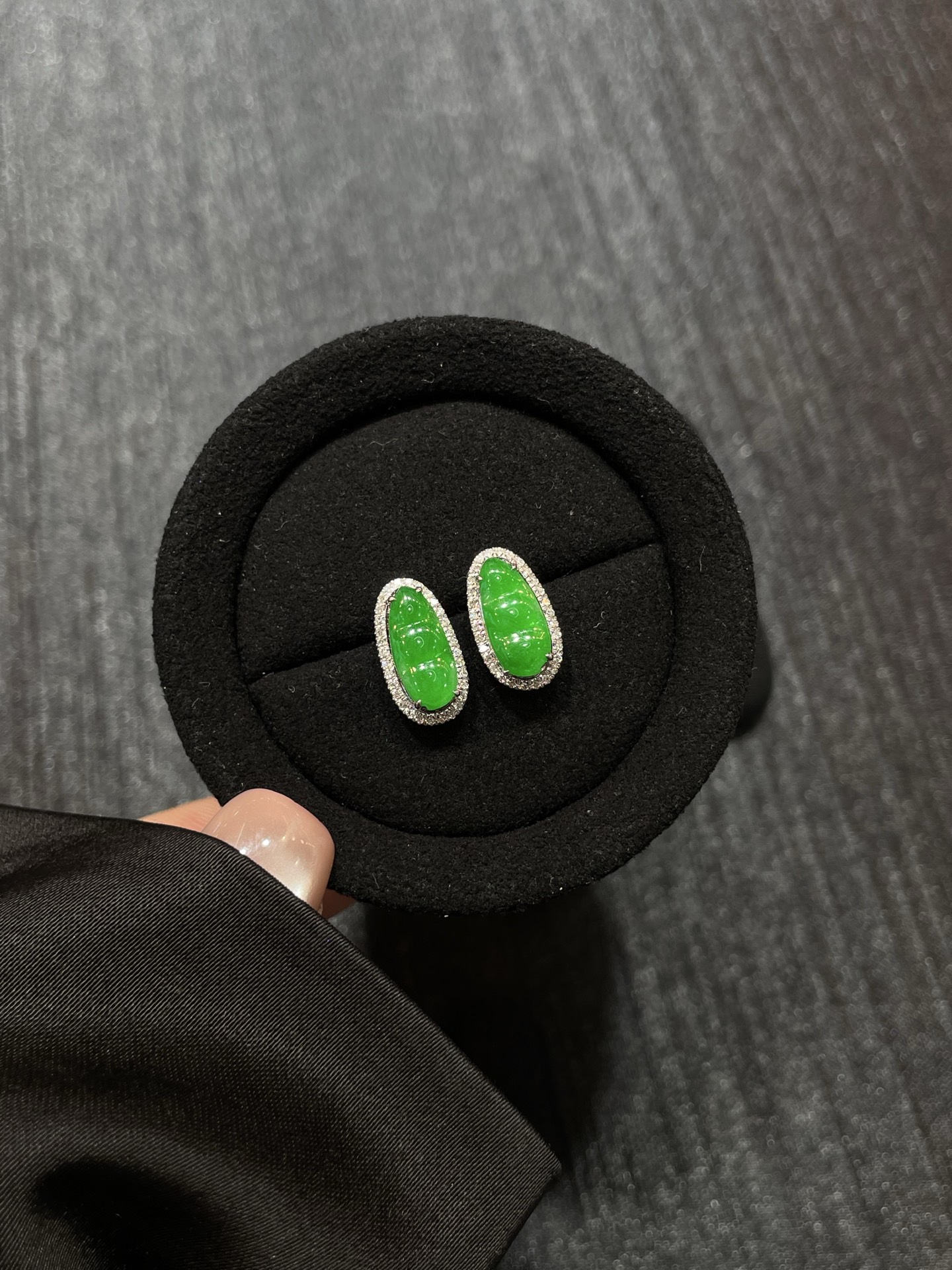 满色 阳绿 福豆耳钉，18k金配钻镶嵌，10.8-4.9