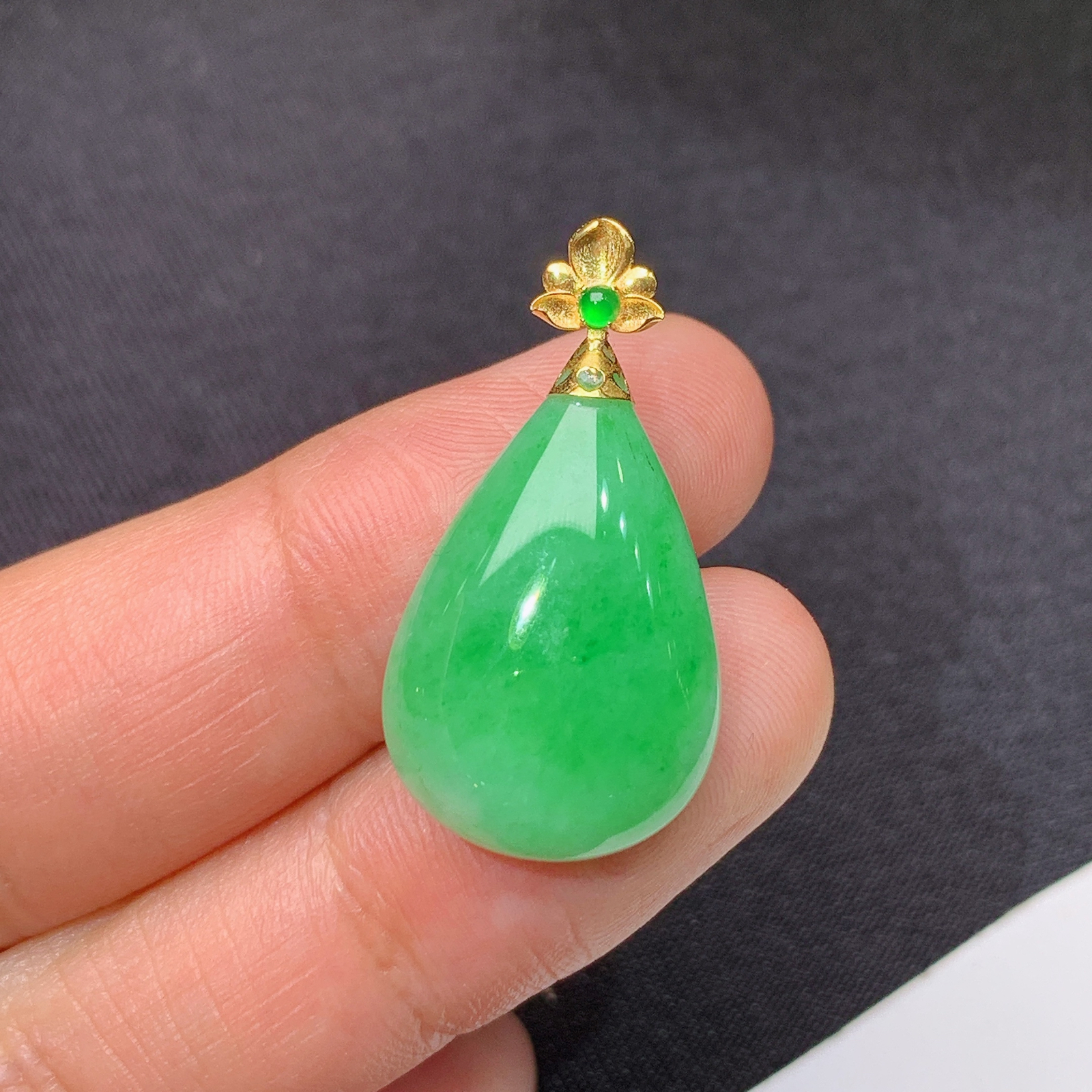 飘绿水滴吊坠，18k金扣头，冰润细腻，种水足，Lt 尺寸27.8*14.5*6.1