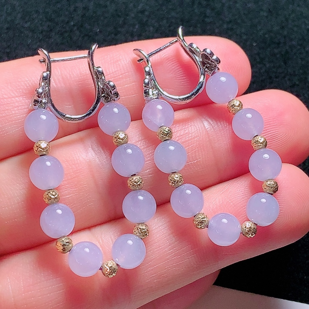 ️18k金镶嵌冰种紫色圆珠耳坠，种老水头好，又冰又润，饱满无裂：39.7mm裸石：5.8mm，编号