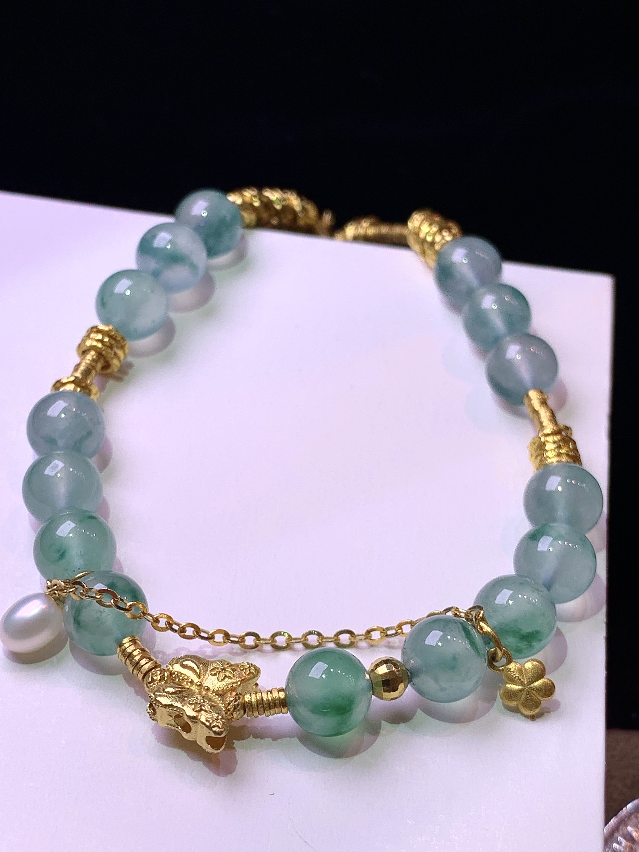 18k金镶嵌冰飘绿圆珠手链 玉质细腻 色泽艳丽清新 水润亮眼 整体尺寸6.2m5