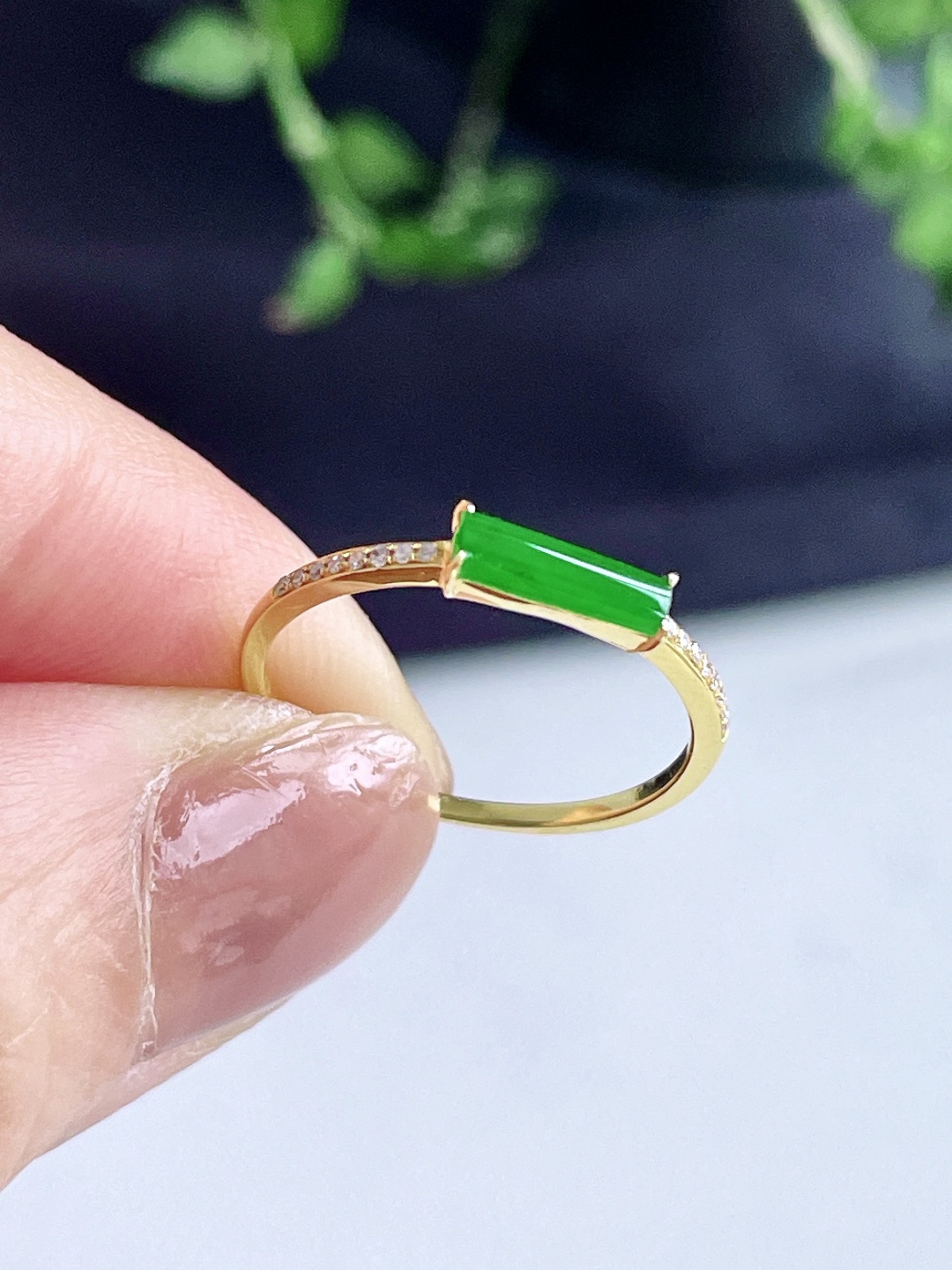 冰阳绿马鞍戒指，缅料，18k金镶嵌，无裂，性比高，8/2.5/1.2，圈口12.5，重量1.2克