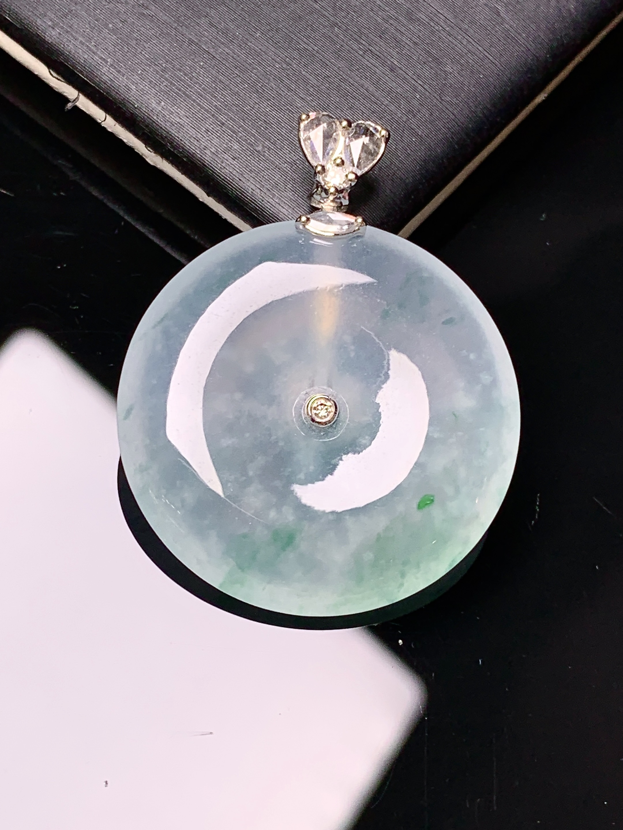 18k金钻镶嵌冰种平安扣吊坠 玉质细腻 色泽艳丽清新 水润亮眼 整体尺寸31.8*25.2*4.8g2