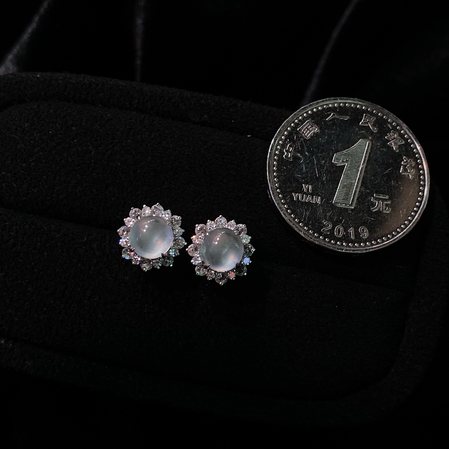 高冰蛋面耳钉，通透如冰，荧光流转，18k金镶嵌，珠宝感十足，尺寸如图一，实物更美～，8.3/6.8