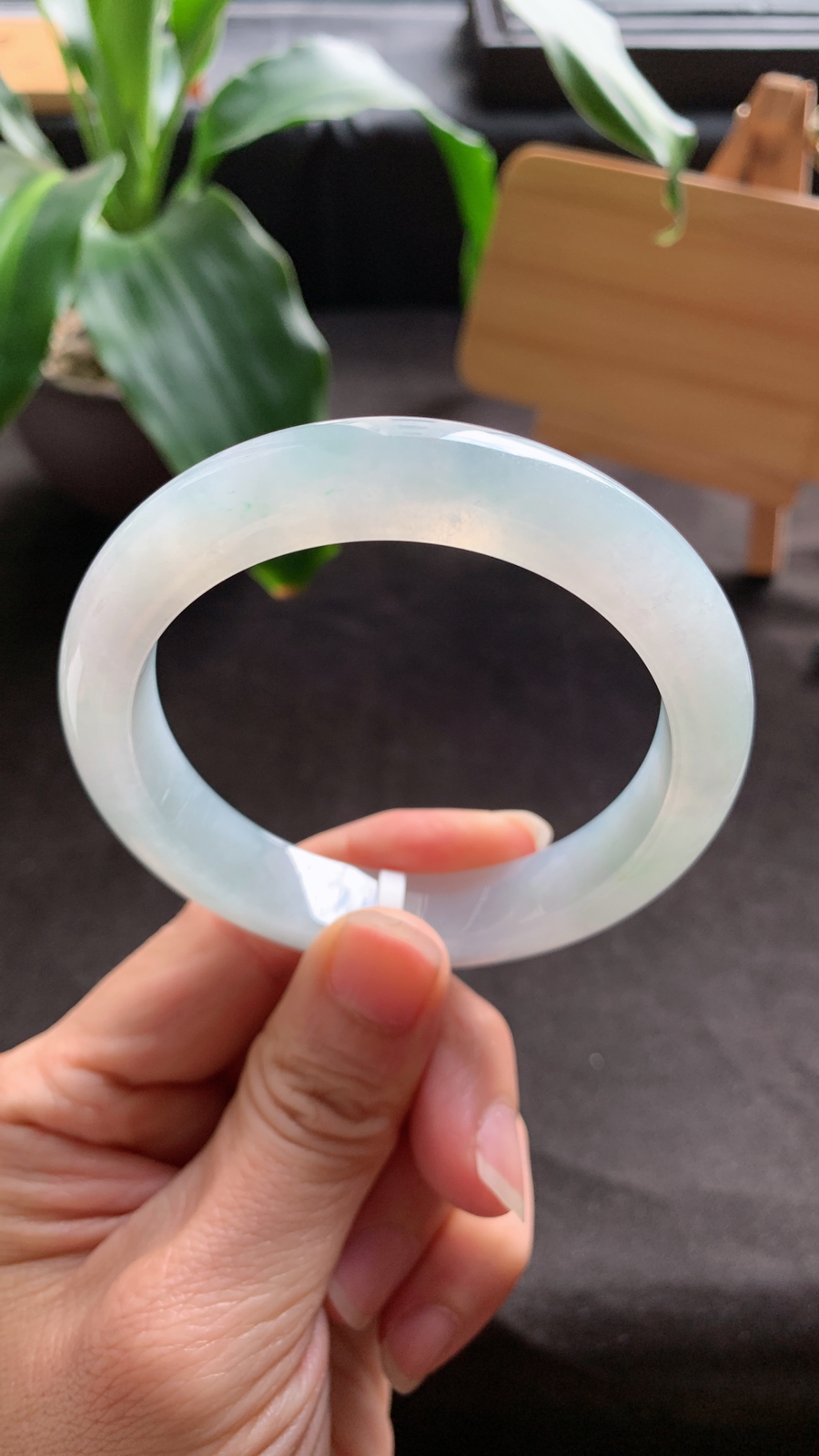 57圈口 天然A货翡翠手镯 种水好 版型宽厚