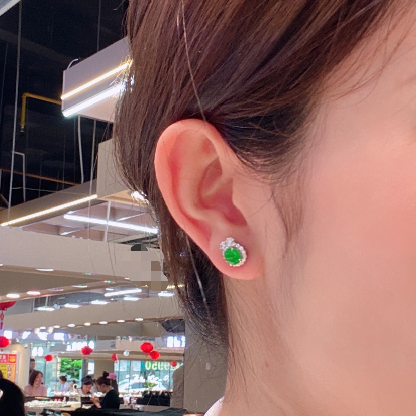 冰阳绿蛋面耳钉，色泽鲜亮，荧光感满满，18K金镶嵌，简约精致，尺寸如图一，实物更美～，5.9/5.3/9.8