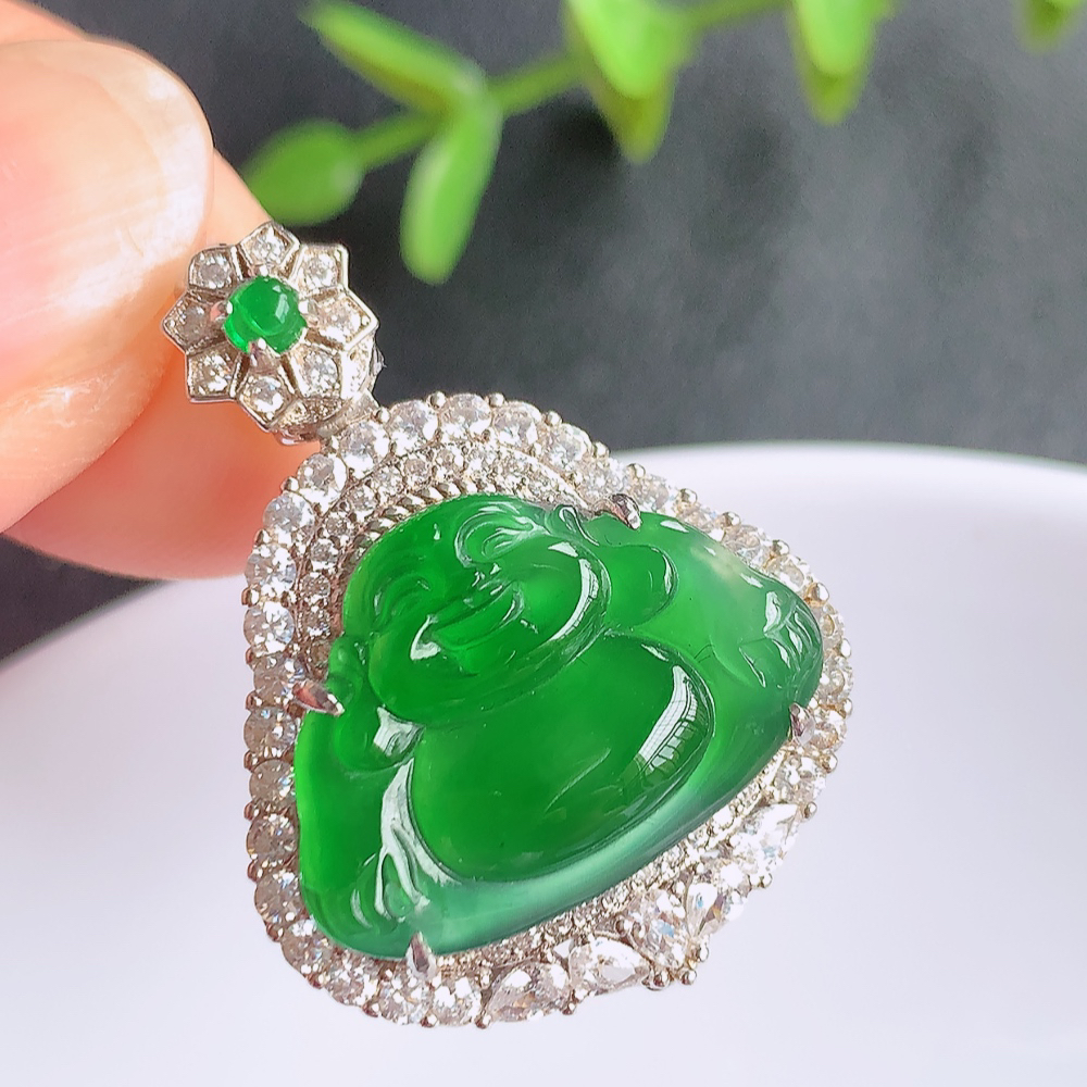 冰润满绿佛公挂件 925银饰镶嵌 玉质细腻  精雕弥勒佛，笑佛福耳垂肩，面相喜庆，开怀大笑，憨态可掬。惟妙惟肖，寓意福禄双全，吉祥美满，笑口常开 W502.27  整体尺寸：31.3-22.5-9.5mm   裸石尺寸：14-19.6mm