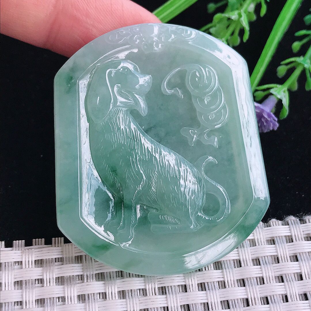 实拍A货翡翠52.6/45/5老坑冰胶水灵冰晴绿飘花生肖狗牌吊坠玉坠旺财