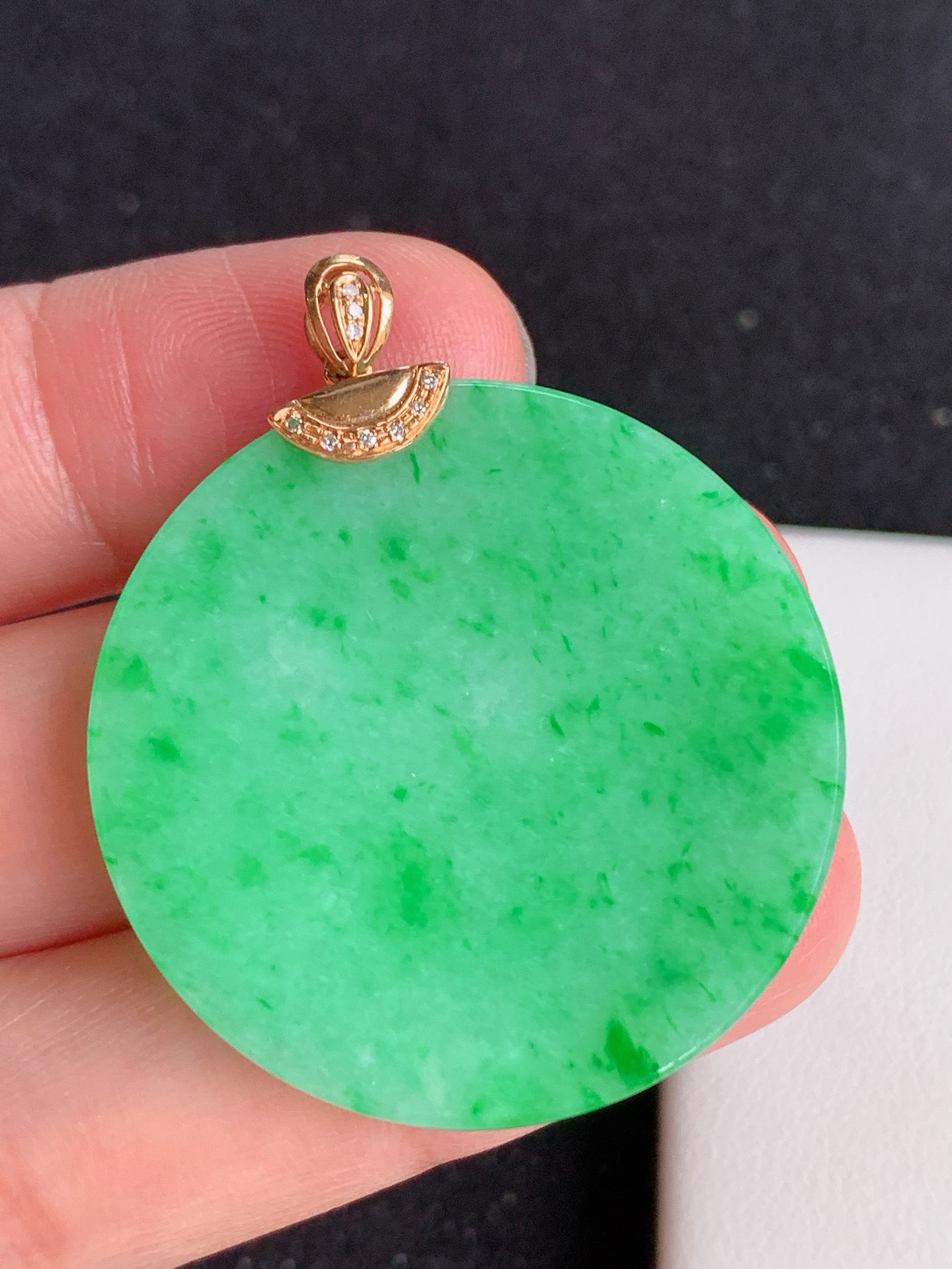 ️，18k镶嵌冰飘绿无事牌，无裂，裸石尺寸：33 5/2 9尺寸：40