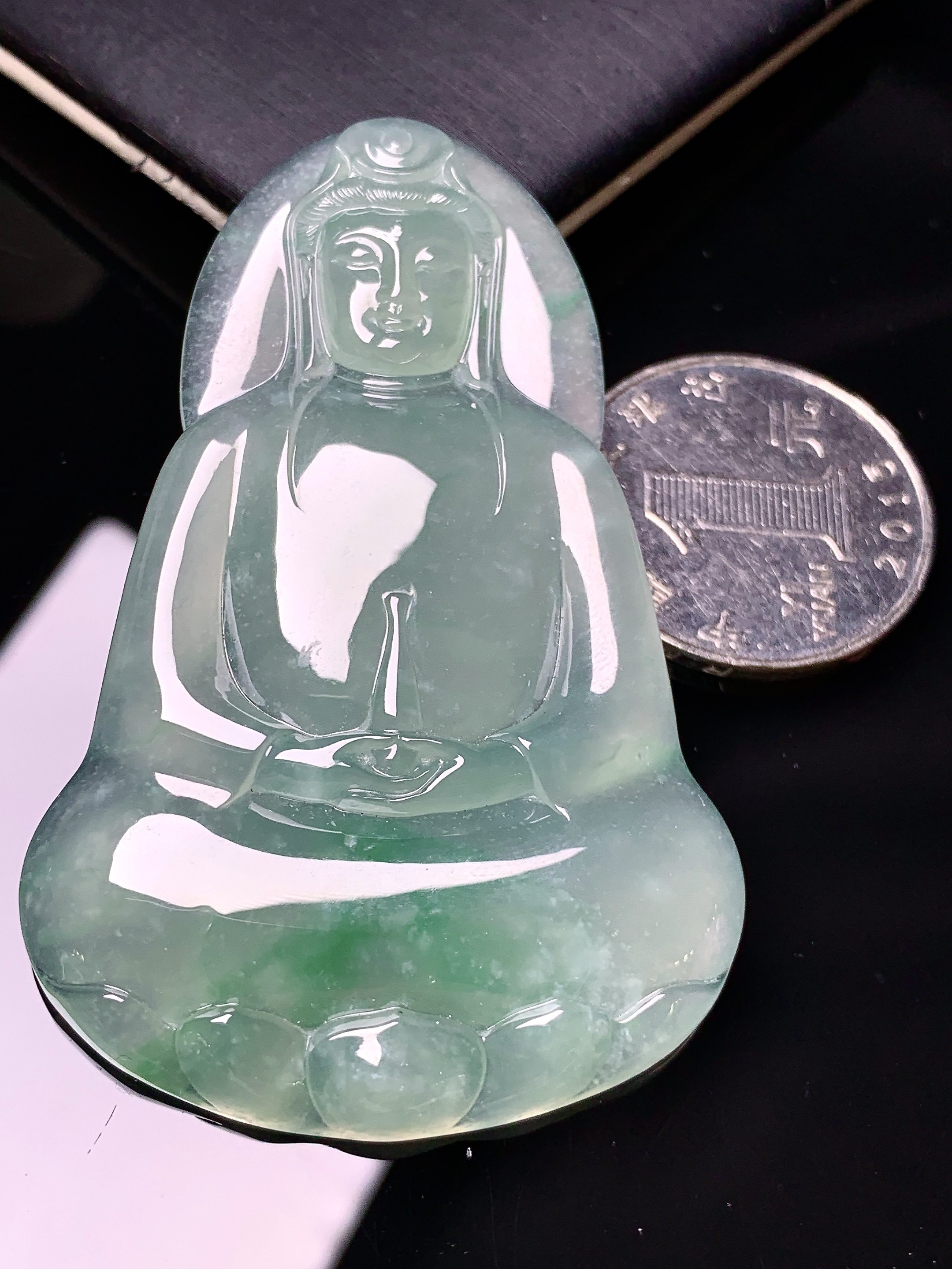 冰种飘绿观音菩萨吊坠 玉质细腻 色泽艳丽清新 水润亮眼 整体尺寸62.5*40.5*5.6x7