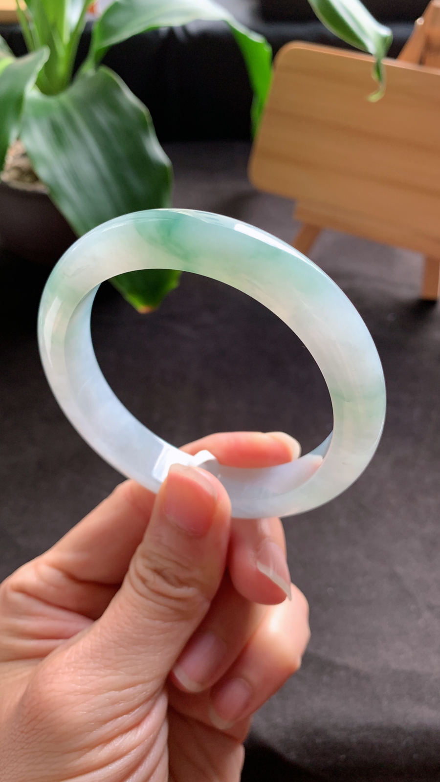 57圈口 天然A货翡翠飘绿手镯 种水好 颜色漂亮