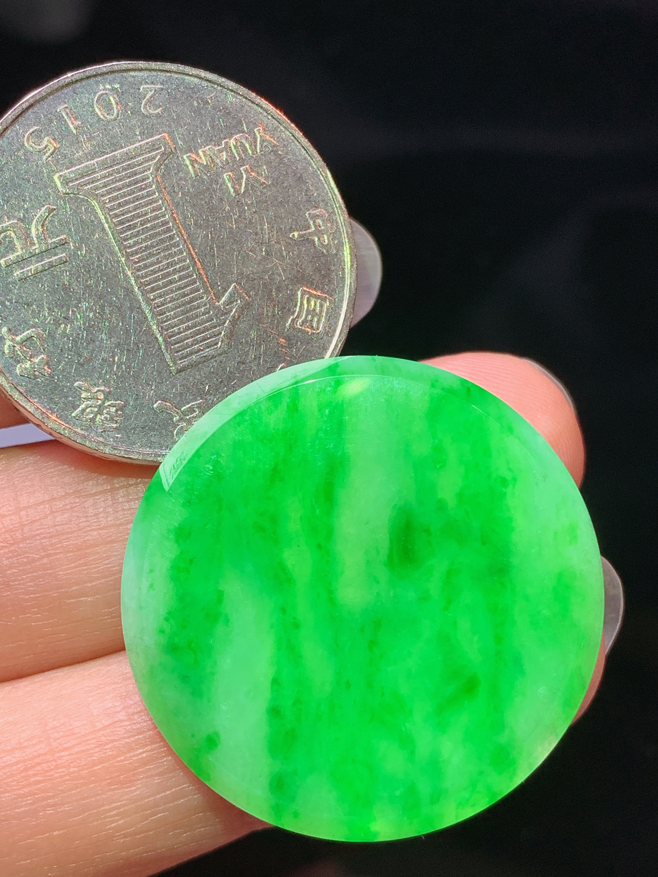 镶嵌款 阳绿圆牌吊坠 玉质细腻 色泽艳丽清新 水润亮眼 整体尺寸28*2.2m2