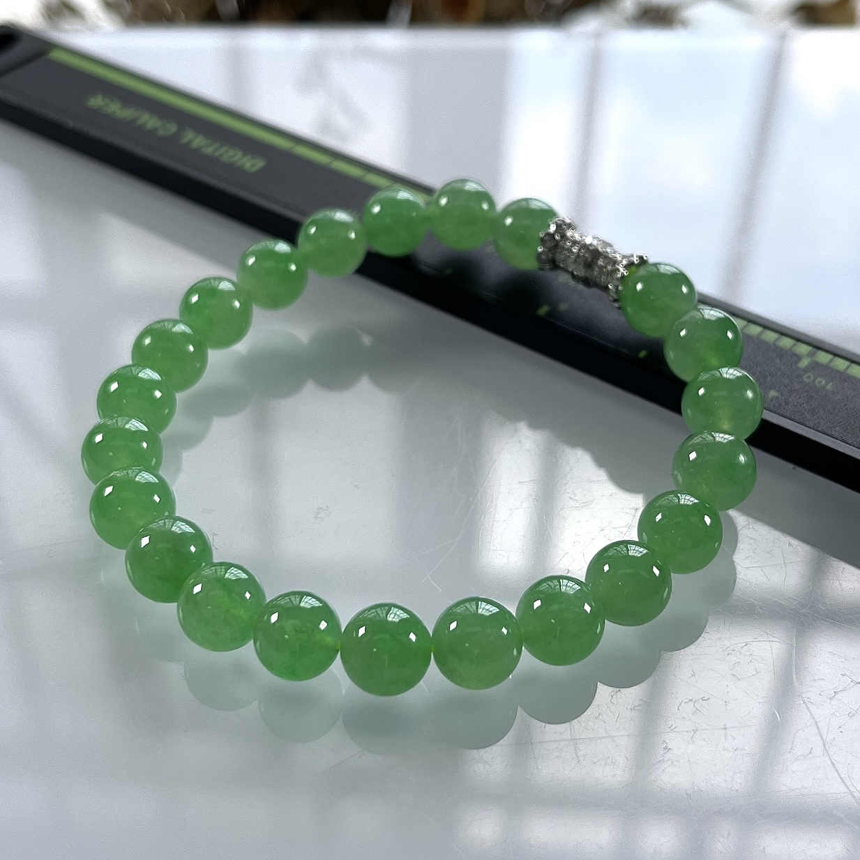 收藏传承级别，缅甸天然翡翠A货，卡8高冰起胶满绿晴阳绿圆珠手串手链，尺寸：8mm/22颗，长度185mm，重量：20.82g，18K金伴钻扣头镶嵌。