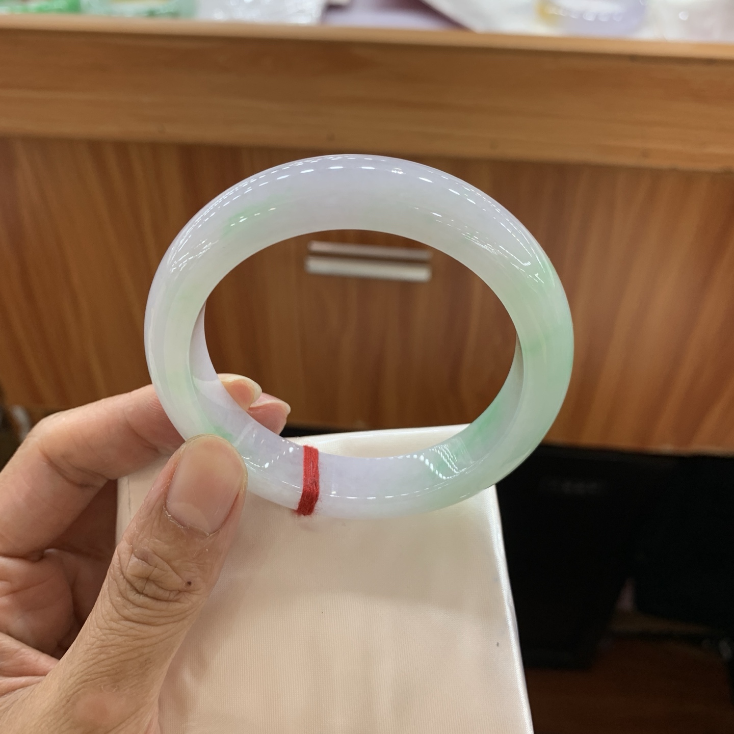 042819FN，白底青飘绿翡翠手镯，58-13.4-9.4，编号042819FN