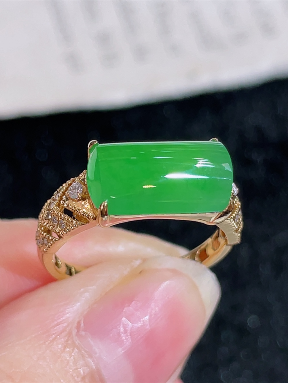 ️冰果绿马鞍戒指，无裂，18k金镶嵌，种水，重金镶嵌，南非钻镶，厚装饱满，高端大气，时尚百搭，性比高，圈口12.5，裸石12.5/7.0/5.5，含金厚