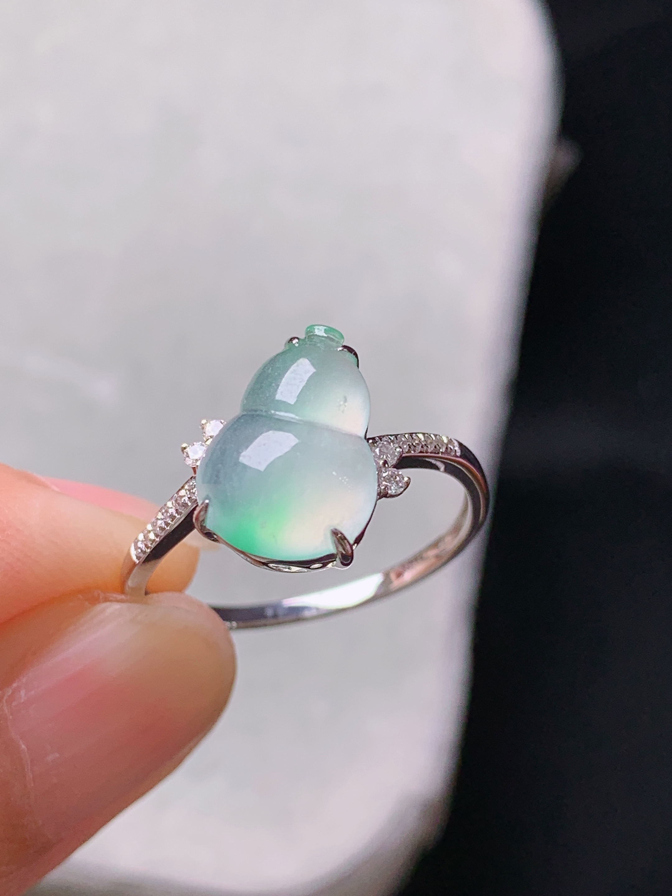 18k金钻镶嵌冰种飘绿葫芦戒指 玉质细腻 色泽艳丽清新 水润亮眼 圈口13.5 整体尺寸11.3*8*3.6g2