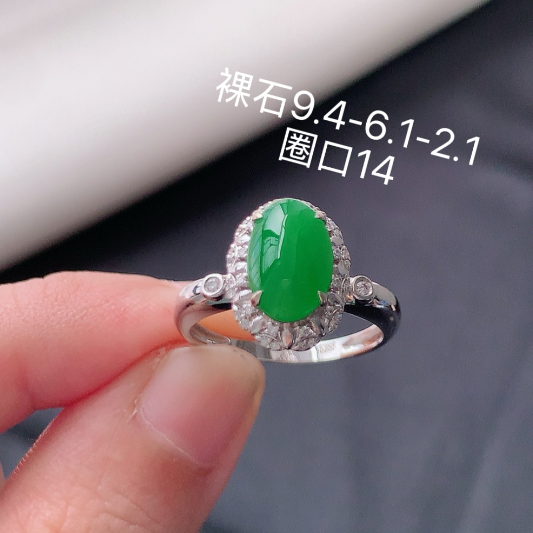 冰阳绿女戒。莹莹青翠，种老无裂水润，佩戴温婉优雅，货号79428，9.4/6.1/2.1