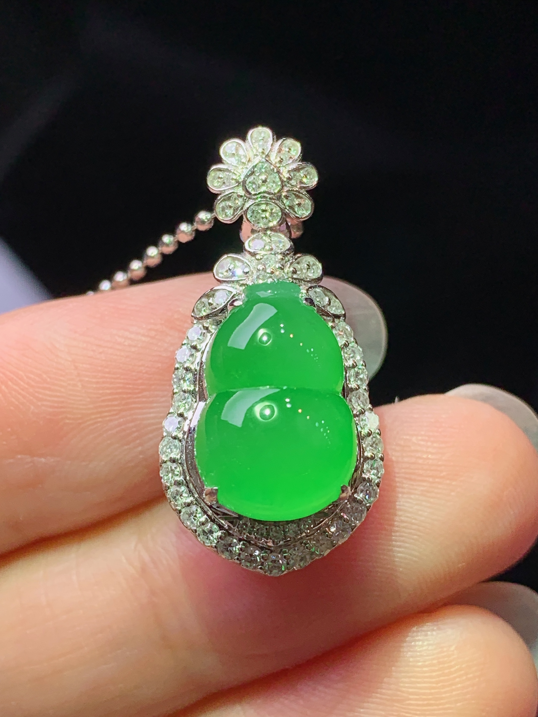 18k金钻镶嵌冰阳绿葫芦吊坠 玉质细腻 色泽艳丽清新 水润亮眼 整体尺寸26.3*12.8*12.3h1