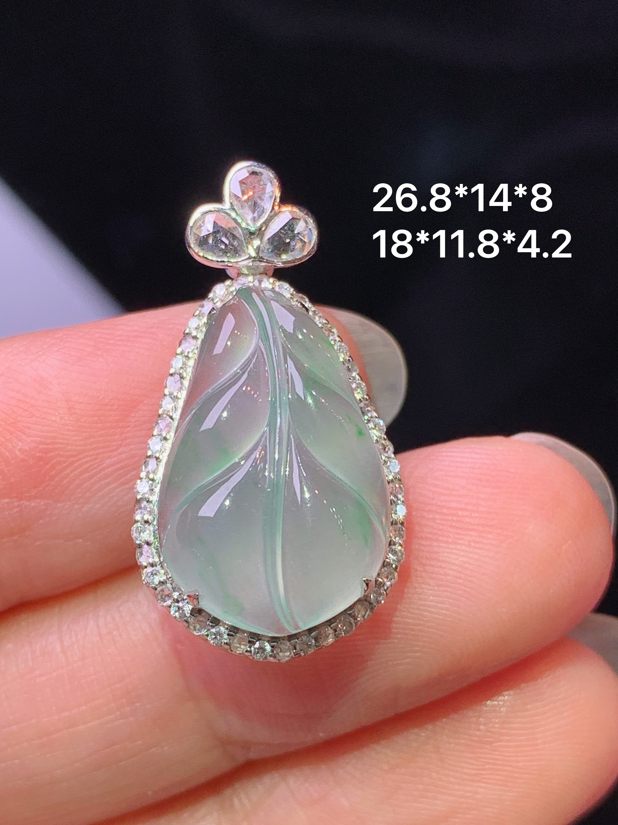 18k金钻镶嵌冰种树叶吊坠 玉质细腻 色泽艳丽清新 水润亮眼 整体尺寸26.8*14*8c1