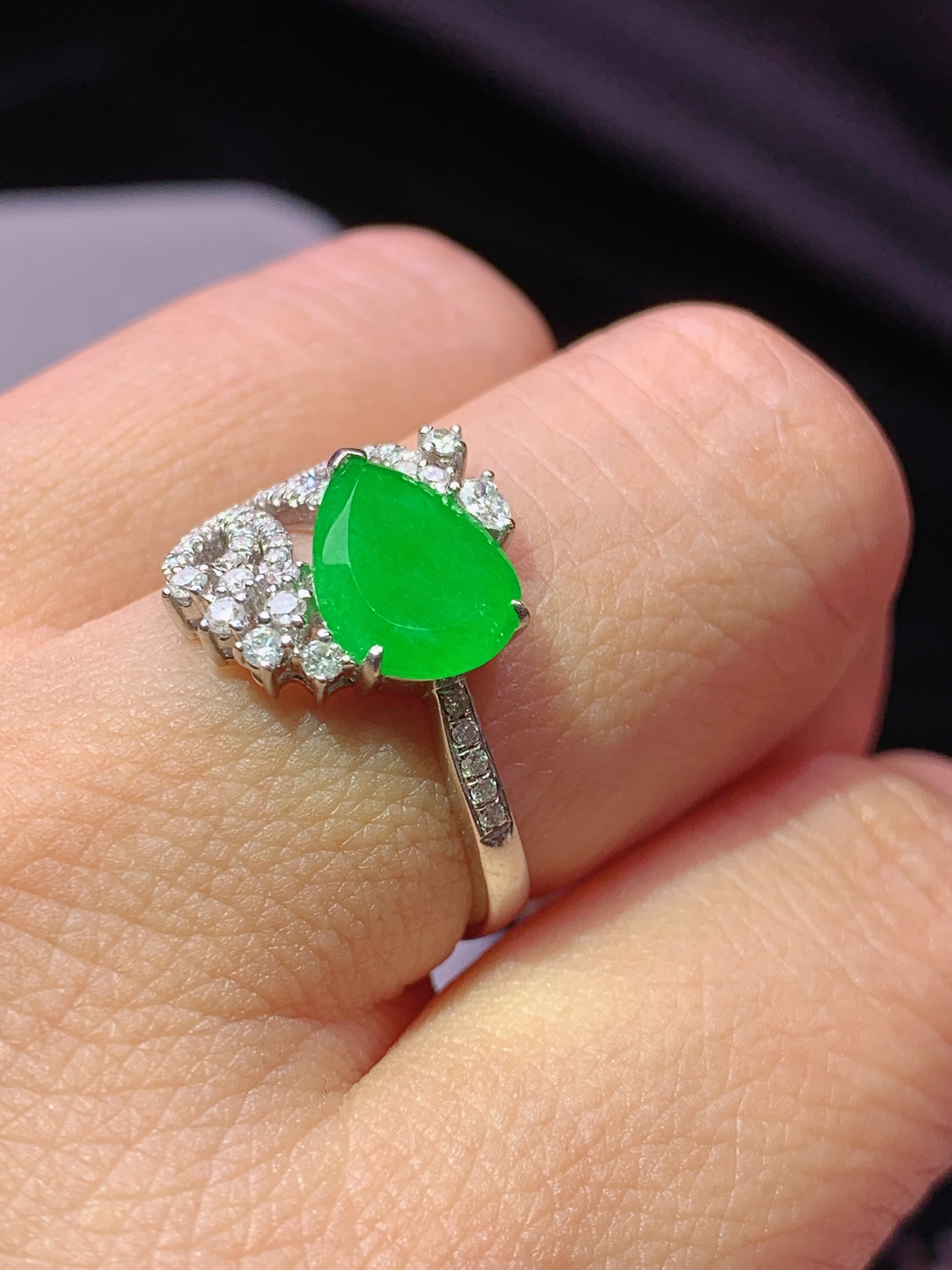 18k金钻镶嵌冰阳绿水滴戒指 玉质细腻 色泽艳丽清新 水润亮眼 圈口14 裸石尺寸10*6.3*2m2