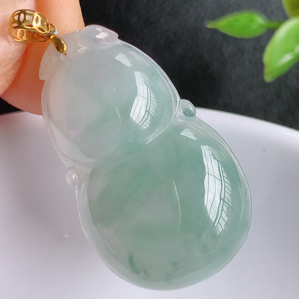 18k金扣冰润飘花葫芦翡翠吊坠  寓意“福禄双全，加官进爵，财源滚滚” 莹润通透，抱满大气  清新脱俗    W415.27 尺寸：30-18-5.8mm