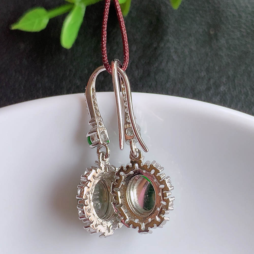 冰满绿翡翠925银镶嵌蛋面耳钉，自然光实拍，翠色灵动，颜色漂亮，种老水足，品相佳，佩戴佳品！W502.27 取一整体尺寸：29-10.8-5.5mm  裸石尺寸：8-5.8mm