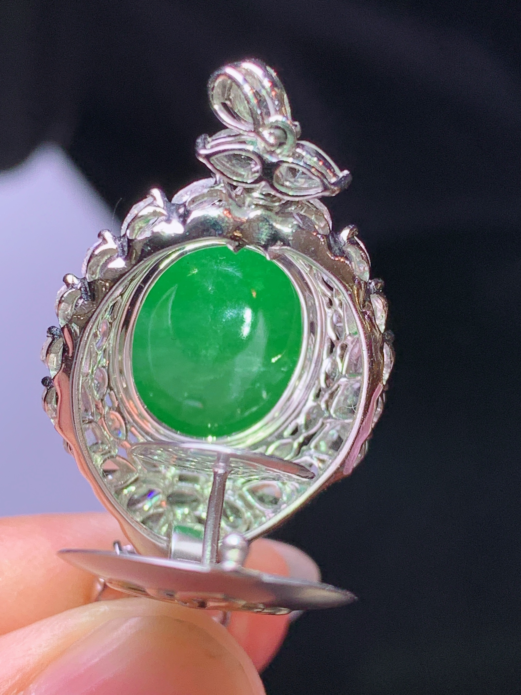 18k金钻镶嵌冰阳绿蛋面吊坠 玉质细腻 色泽艳丽清新 水润亮眼 整体尺寸41.5*19.3*14t2