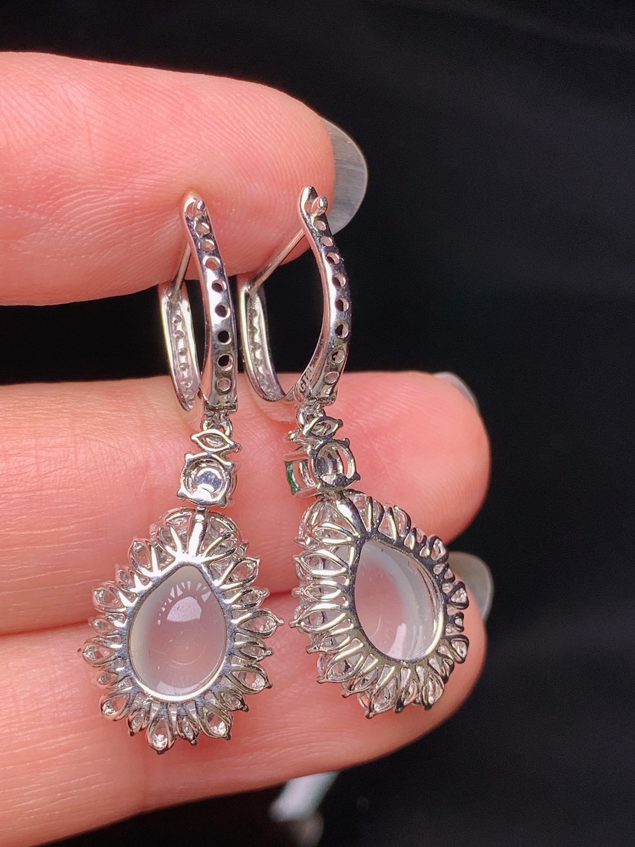 18k金钻镶嵌冰种蛋面耳坠 玉质细腻 色泽艳丽清新 水润亮眼 整体尺寸31.5*11.5*7.8y5