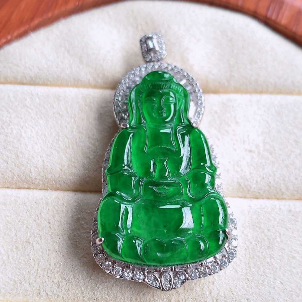 冰润满绿精雕观音吊坠，928银饰镶嵌  法相端庄大气，工艺精湛，种色浓郁，细腻饱满冰润，种老水足，收藏佳品，佩戴大气  W502.27   整体尺寸：43-22-9mm  裸石尺寸：30.5-19mm