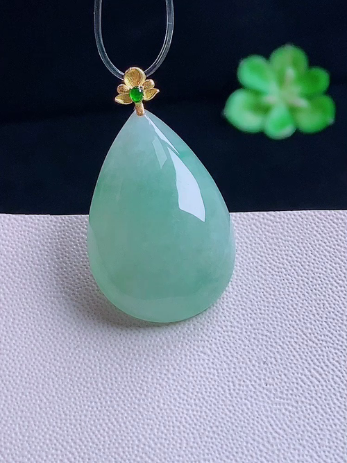 18k水滴形，无裂，尺寸30.4/17.5/7.8，编号c2  28