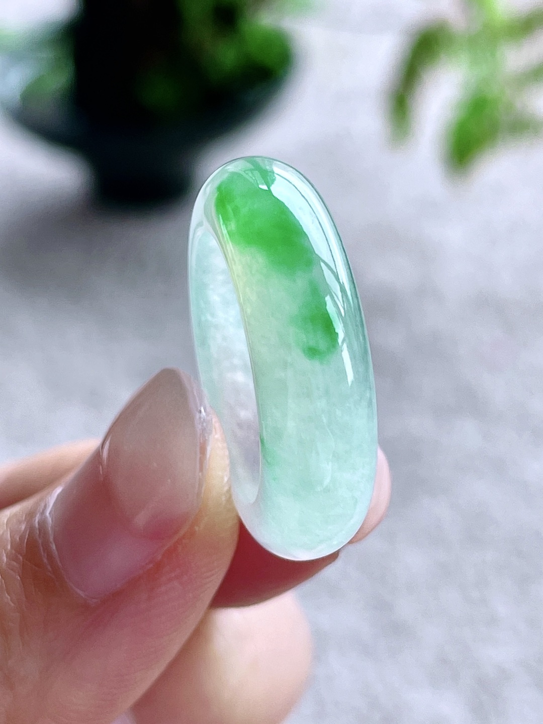 高冰飘绿花戒圈指环，缅料，无裂，性比高，飘花，尺寸7.3-4.5，圈口18号，重量7克