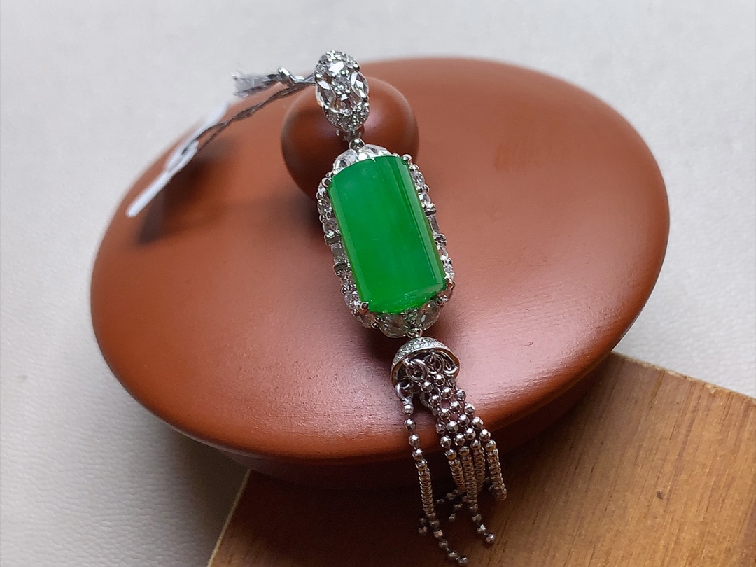 ️ 冰种阳绿马鞍形吊坠 18K，色泽漂亮，品相，无裂，尺寸56/9.5/10.3，12/7.5