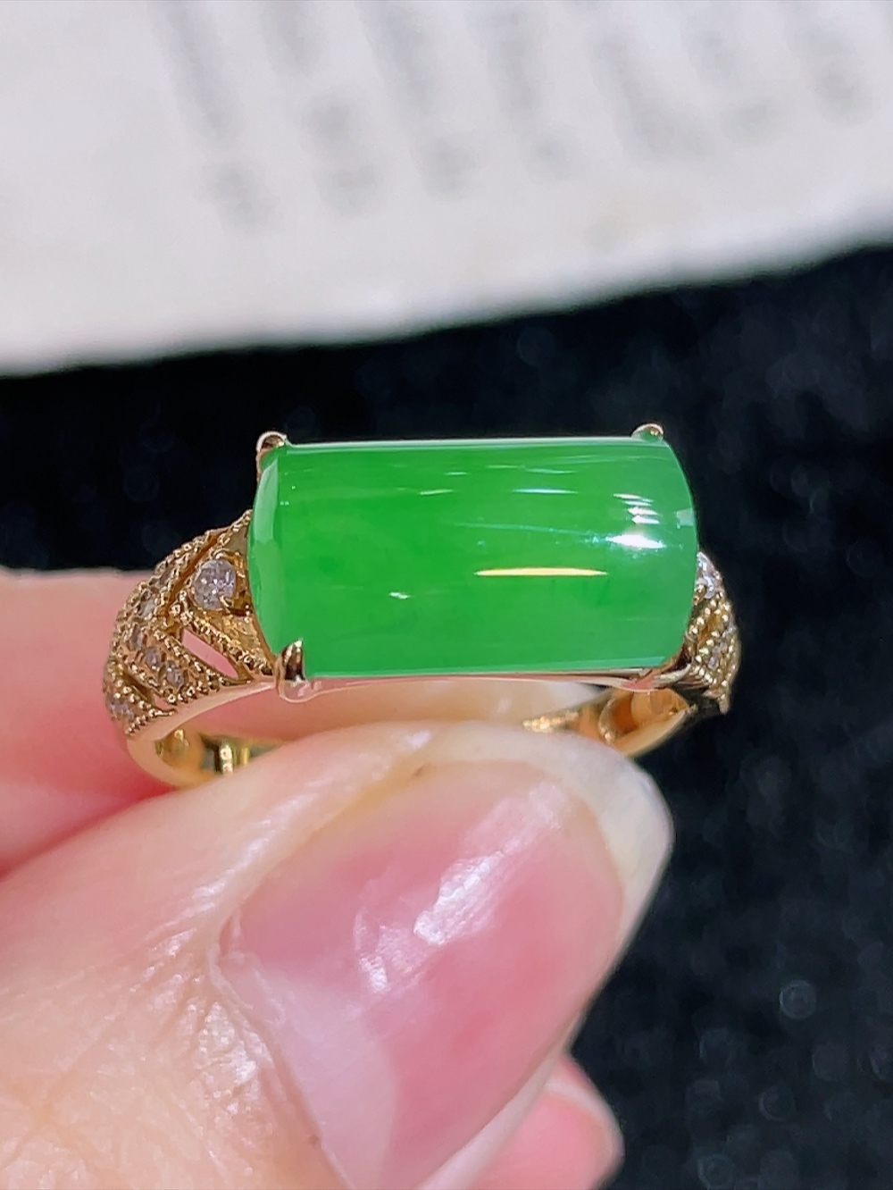️冰果绿马鞍戒指，无裂，18k金镶嵌，种水，重金镶嵌，南非钻镶，厚装饱满，高端大气，时尚百搭，性比高，圈口12.5，裸石12.5/7.0/5.5，含金厚
