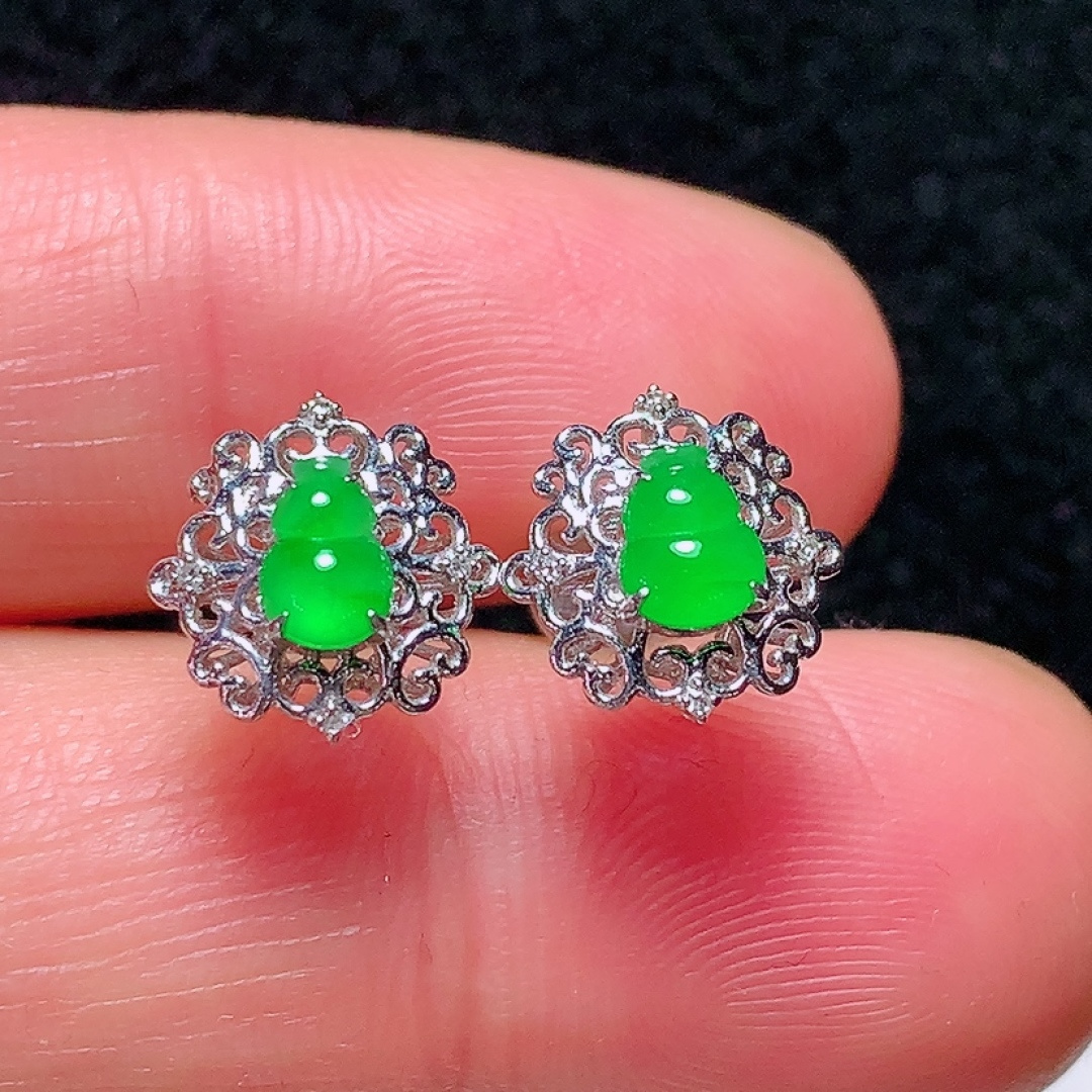 ️18k金镶嵌冰种阳绿葫芦耳钉，种老水头好，又冰又润，饱满无裂：10.4/10.2/5.4mm，裸