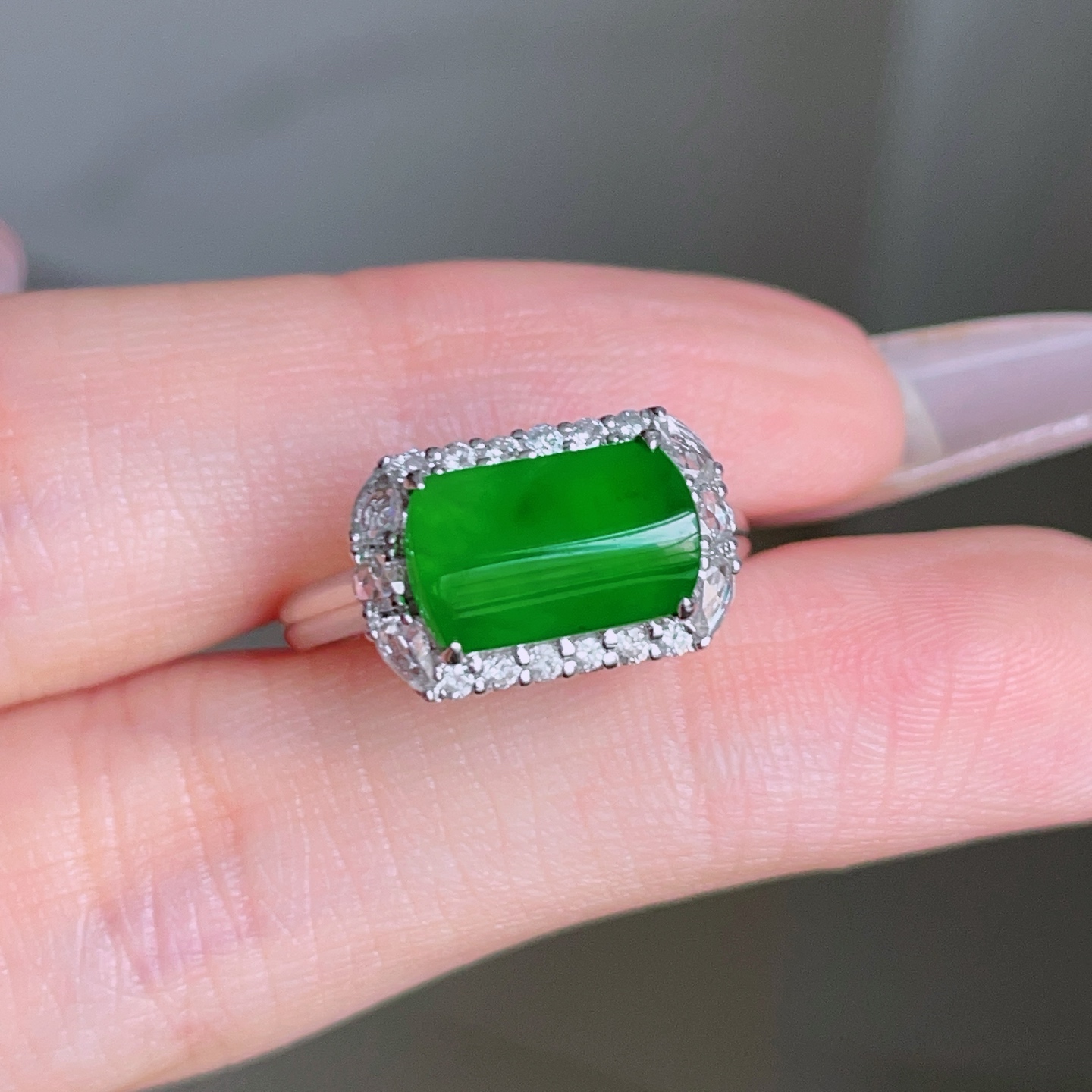 ️ 马鞍形戒指，色泽鲜艳 种老水润 18k金镶嵌，裸石 10.6/7.2，圈口 14