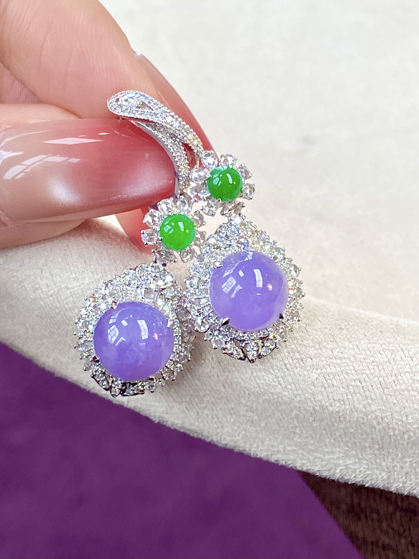 ️冰紫蛋面耳坠，紫气萦绕耳畔，精致又，衬得雍容华贵：41/15/10.2，裸石：9.6-9.7-5.6mm，无裂。