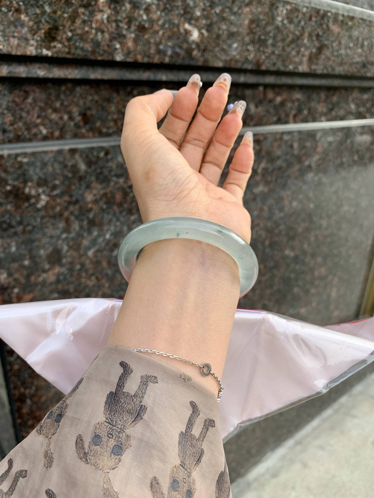 冰飘花圆条，50.9-9-9.1，0429-N582，底妆冰透起光，几抹小碎花清新甜美，上手灵动飘逸。光线不足，拍不出来，无裂