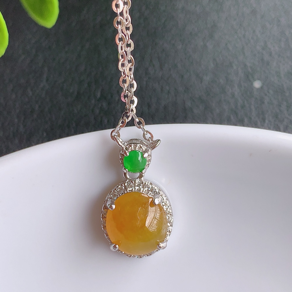 冰润黄翡蛋面翡翠吊坠，925银饰镶嵌  质地细腻，清秀高雅，饱满圆润  款式大方经典，颜色鲜艳，沁人心脾，高质量精品   W502.27  整体尺寸：15-9.3-5.6mm   裸石尺寸：8-7.5mm