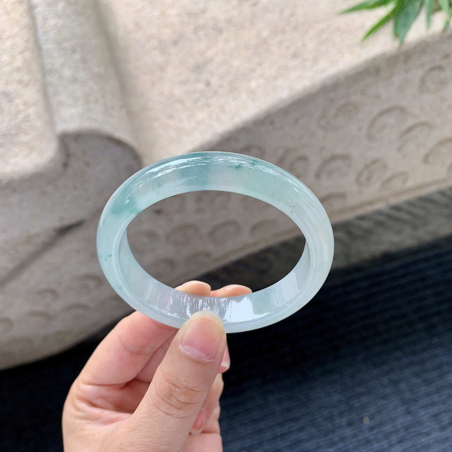 贵妃54 55
【圈口】54.6/49/13/7.3
【描述】糯冰飘蓝花，水润，种老，细腻，打灯有棉线！..