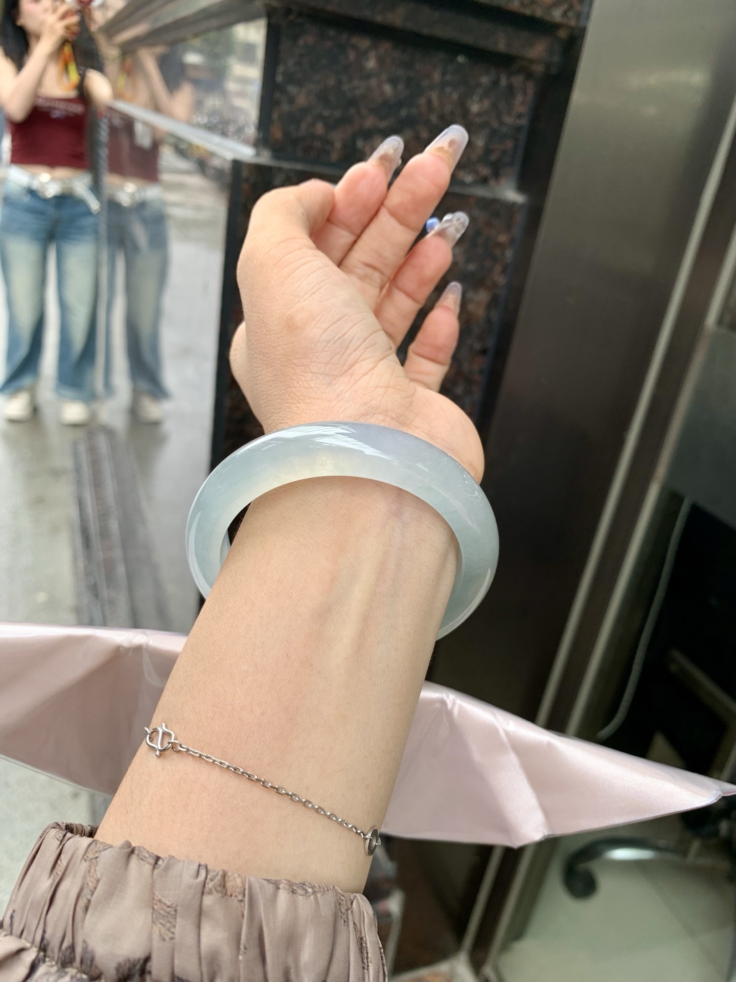 冰蓝正圈，56-8.5-12.2，0429-N576-1，底妆冰润细腻，有洒金，千变万化的冰晴蓝底色，拥有海的颜色，却散发着星空的光芒，这是一只来自冰川蓝的清冷气质仙女镯，无裂