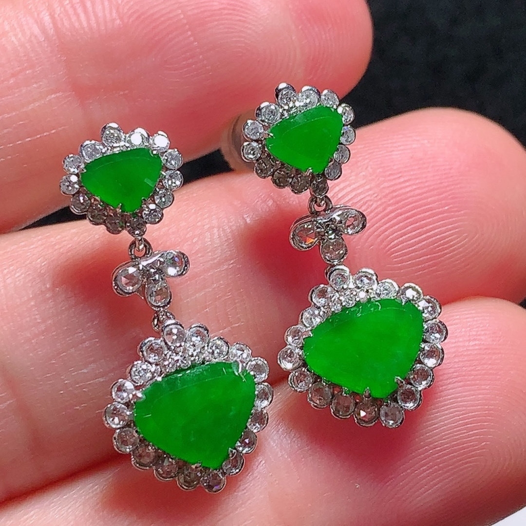 ️18k金镶嵌冰种阳绿水滴耳坠，种老水头好，又冰又润，饱满无裂：23mm裸石：5.6/7.8/1.6mm，编号