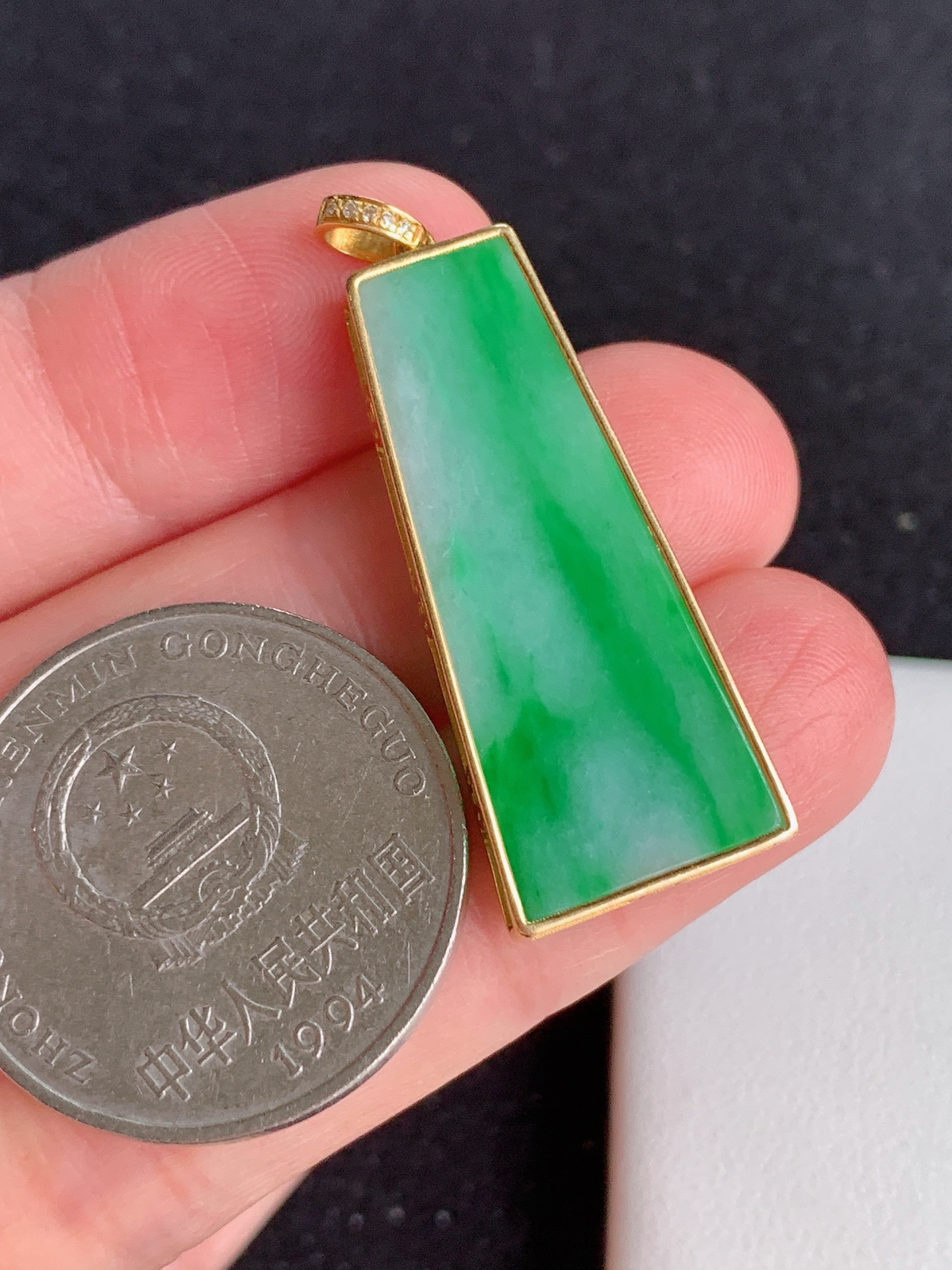 ️，18k镶嵌冰飘绿无事牌，无裂尺寸：37.3