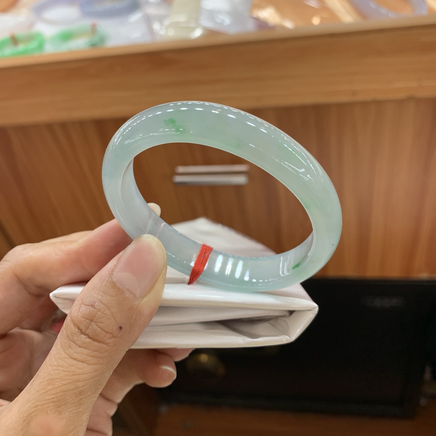 042812FN，冰蓝飘绿花贵妃翡翠手镯，54-46-11.3-6.8