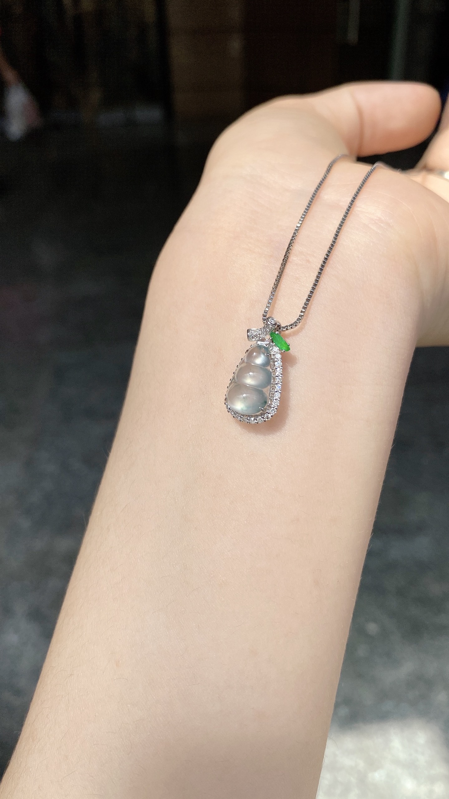自然光 · 玻璃冰飘蓝花小福豆吊坠，18K · 整：18.1*10*8.5mm，裸：11.8*7.6*4.5mm