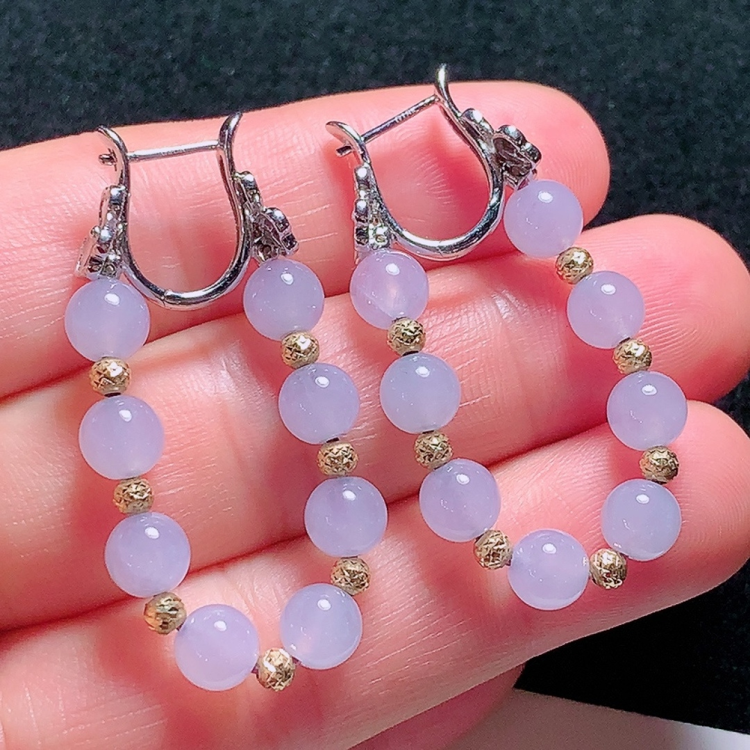 ️18k金镶嵌冰种紫色圆珠耳坠，种老水头好，又冰又润，饱满无裂：39.7mm裸石：5.8mm，编号