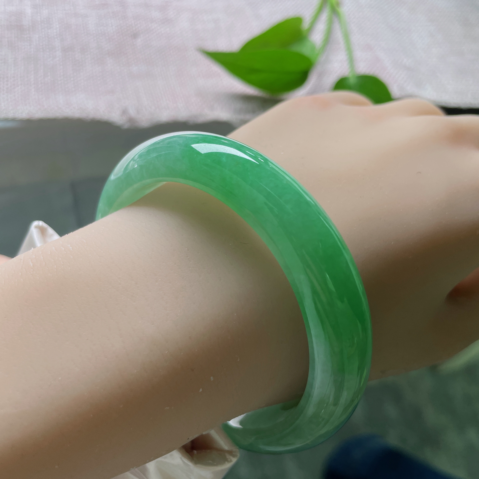 58.3/13.2/8.8，绿底正圈，凝翠一方，聚天地之碧。 满绿是大自然最慷慨的馈赠。洒金，ss51673a..