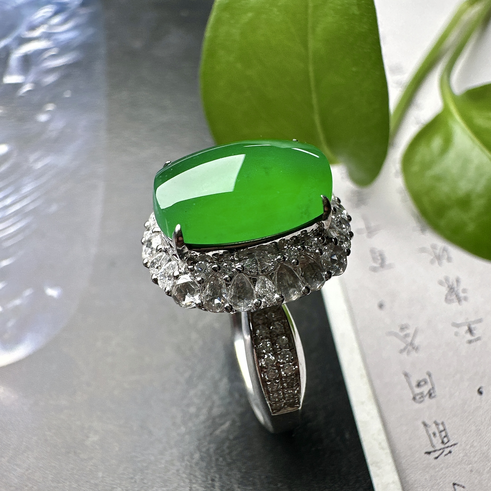 【冰种满绿蛋面戒指】质地均匀细腻，冰润起光，胶感强烈，颜色娇艳，18K金钻精美镶嵌，裸石尺寸12.3*8.8*5.2毫米