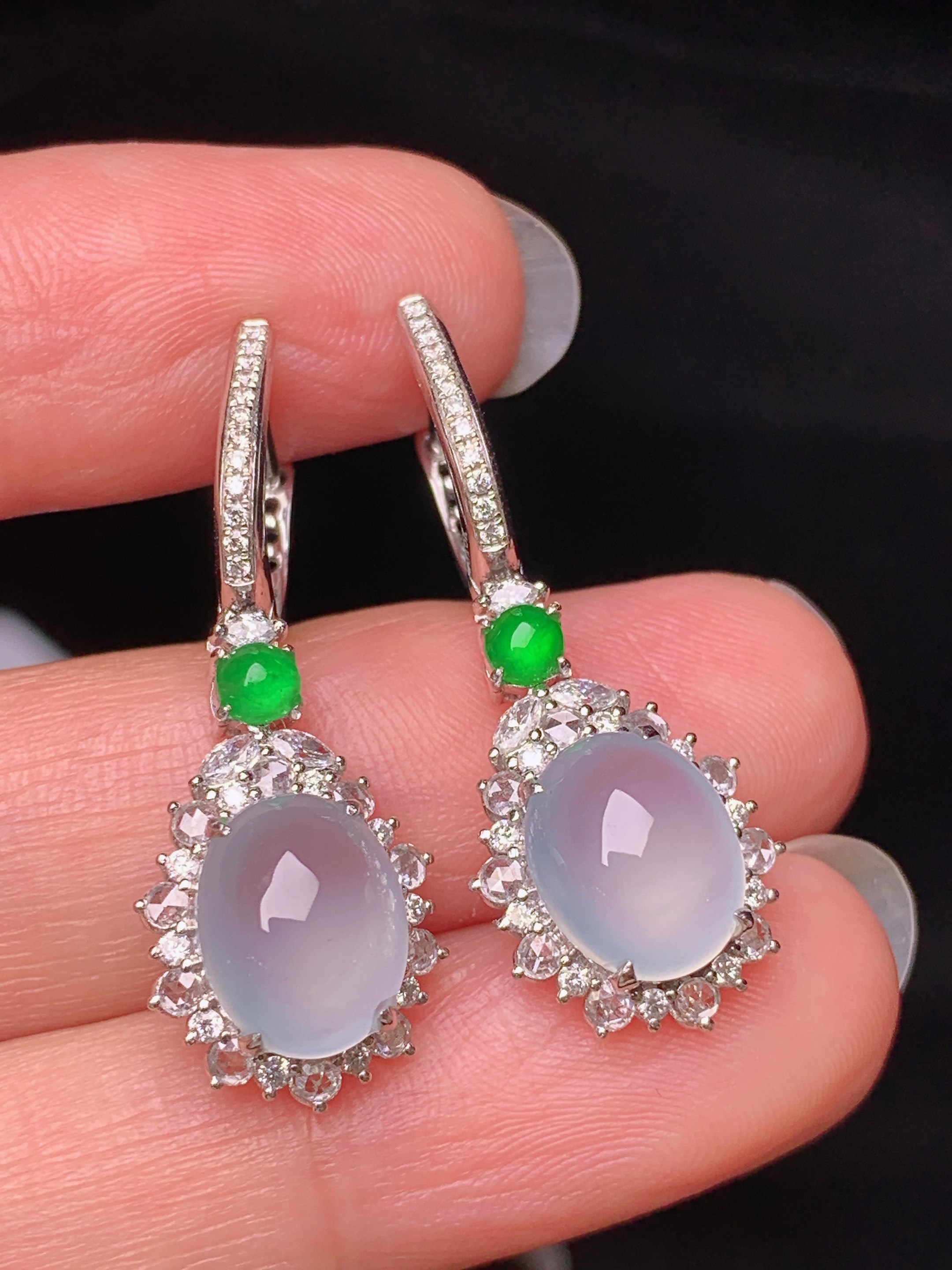 18k金钻镶嵌冰种蛋面耳坠 玉质细腻 色泽艳丽清新 水润亮眼 整体尺寸31.5*11.5*7.8y5