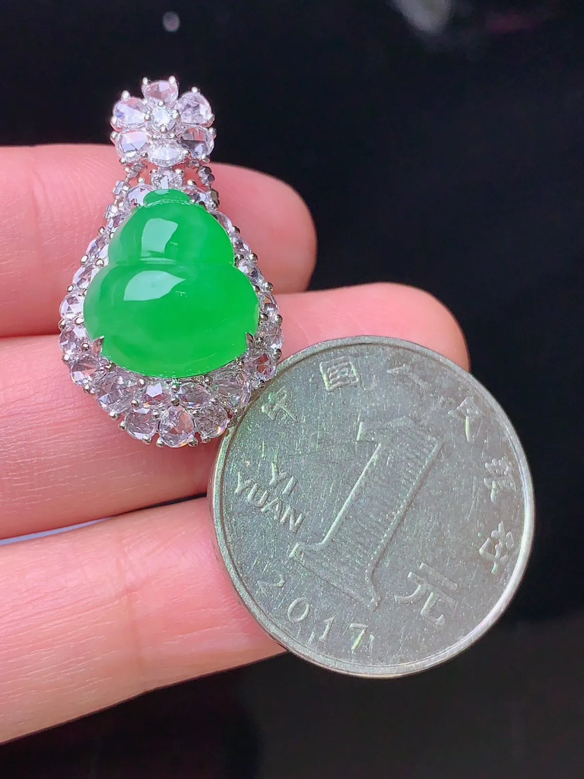 18k金钻镶嵌翠绿葫芦吊坠 玉质细腻 色泽清新艳丽 整体尺寸28*15.8*12.5 B3