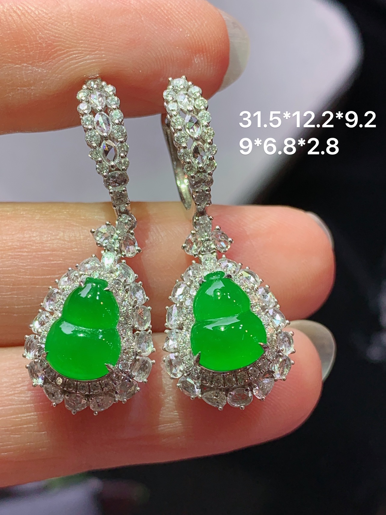 18k金钻镶嵌冰阳绿葫芦耳坠 玉质细腻 色泽艳丽清新 水润亮眼 整体尺寸31.5*12.2*9.2t2